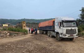 Passengers stranded after bridge collapses, no alternative route