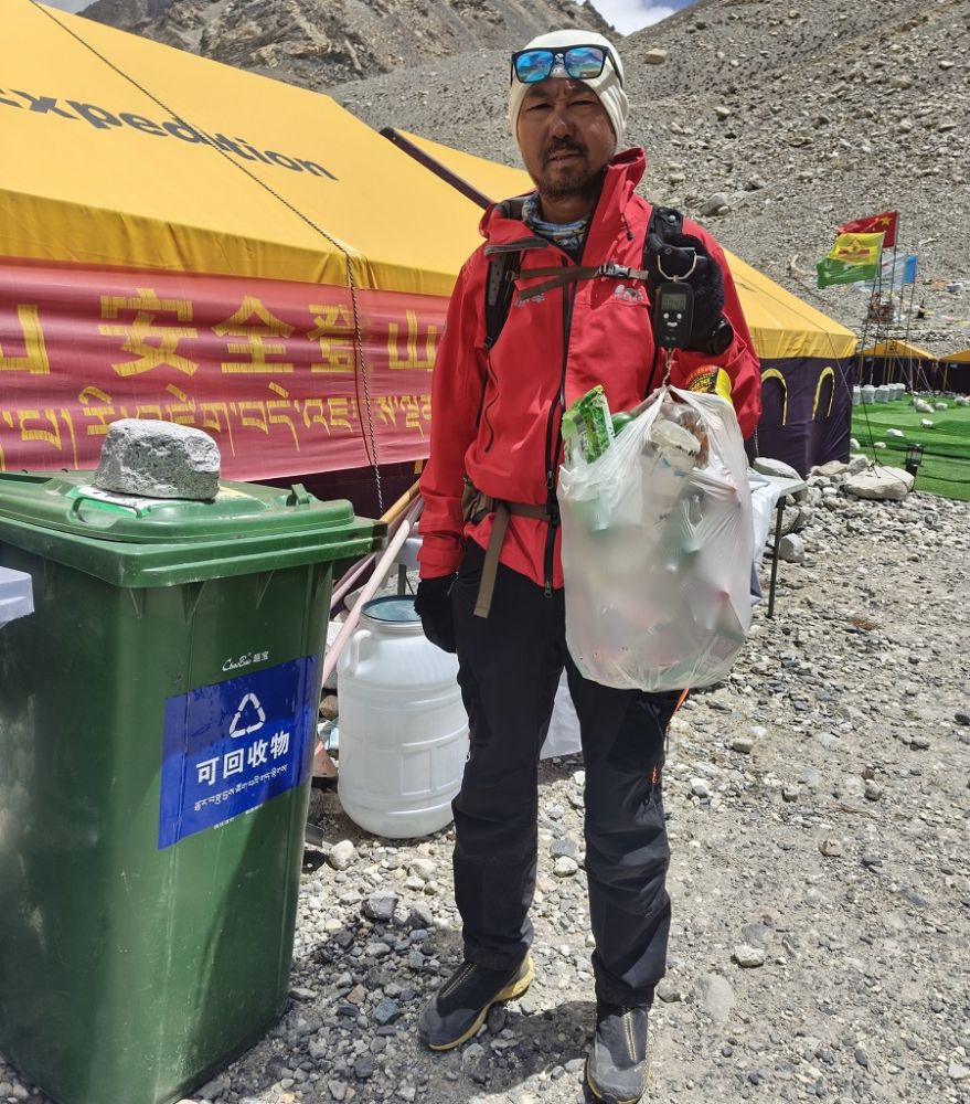 12-捡拾废弃饮料瓶