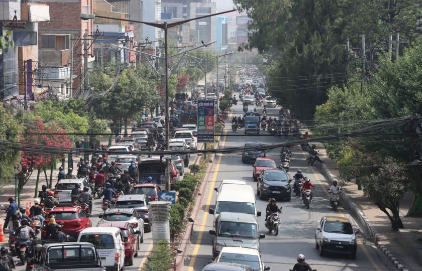 यातायात व्यवसायीको आन्दोलनले सार्वजनिक सवारी नचल्दा यात्रुलाई सास्ती