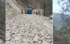सडकमा ढुङ्गा बिछ्याएपछि सहज