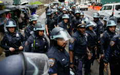 美国举行阅兵式当天，全美数十万人涌上街头抗议特朗普政府，“有示威者向警方投掷石块”