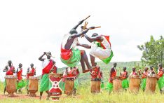 在布隆迪接受三指之礼