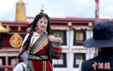 旅游“热”带动西藏拉萨藏服写真