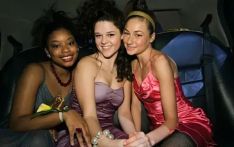 英国《泰晤士报》：社交媒体时代，英国毕业舞会“卷”起来