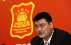 姚明父女最新同框，15岁女儿姚沁蕾身高1米9赶超成年男性