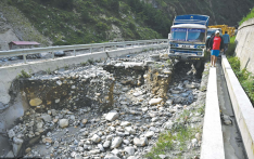 洪水过后，拉苏瓦加迪成为一片废墟，中尼贸易路线被切断