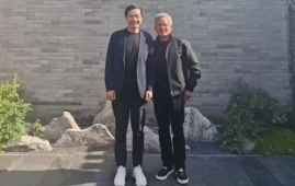 英伟达 CEO 黄仁勋回应大热天穿皮夹克：仅有一套西装未来得及干洗