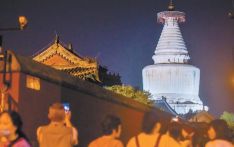 北京白塔寺东西岔：青砖灰瓦间的古今交响