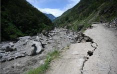 受洪水影响的拉苏瓦加迪道路在13天后恢复单向通行