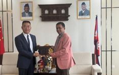 नेपाली महावाणिज्यदूत निरौला र सिजाङ अध्यागमनका महानिर्देशक सिहोङबिच भेटवार्ता