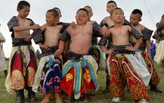 歌游内蒙古：雨中那达慕的独特风景