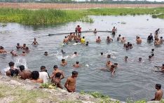 गर्मी छल्न कोशी कटान क्षेत्रमा नुहाउनेको भीड