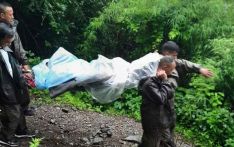 मोटर गुड्ने पुल बगेपछि स्ट्रेचरमा बिरामीको उद्धार