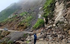 सुक्खा  पहिरोले बेनी–जोमसोम सडकमा आवतजावत रोकियो