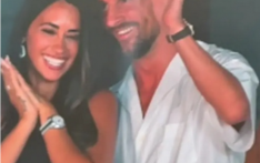 “模仿秀”？“酷玩乐队”演唱会大屏幕再拍到：梅西夫妇