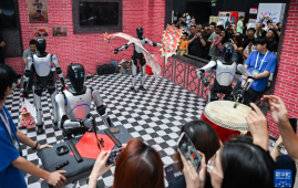 会格斗、能书法、懂干活——世界人工智能大会机器人亮点纷呈