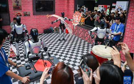 会格斗、能书法、懂干活——世界人工智能大会机器人亮点纷呈