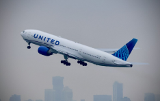 美国联合航空一航班起飞后引擎发生故障，飞行员发出紧急求救信号