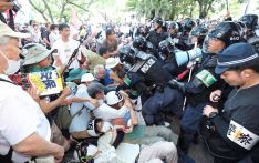 广岛遭原子弹轰炸80周年之际日团体举行反对美日军扩集会，抗议者与警方发生冲突