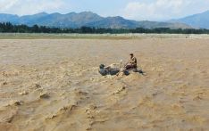 巴基斯坦遭遇季风降雨袭击，造成302人死亡，727人受伤