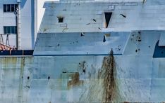 美媒：美国“最先进”驱逐舰停靠日本时被拍到锈迹斑斑涂层破损，“看起来令人尴尬”