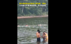 疑印度裔男女在加拿大湖泊里“搓澡”引当地人不满，网友愤怒：这不是浴缸