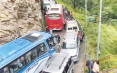 尼中边境交通受阻：逾千集装箱与朝圣者滞留，德赛节商品运输受挫