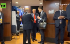 俄媒公布“普特会”幕后视频：特朗普与普京“轻松闲聊”，还与俄罗斯翻译握手