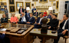 美媒对比特朗普赠礼：送普京白头鹰桌饰雕像，送欧洲领导人一人一个笔盒