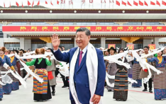 习近平率中央代表团抵达拉萨出席西藏自治区成立60周年庆祝活动