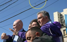 外媒：阿根廷总统出席活动遭抗议者投掷石块，安保人员紧急护送其撤离