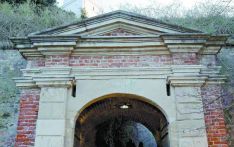 诺维萨德有座“喝醉的钟”