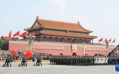 在现场高呼“祖国万岁”，看直播感叹“珍惜幸福”，阅兵极大提升港人民族自豪感