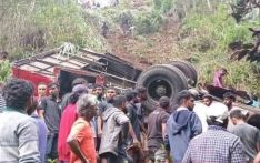斯里兰卡一汽车坠崖 已致15人死亡