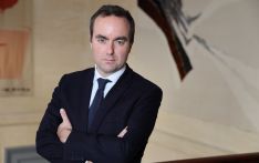 【环时深度】“走马灯式”换总理，法国怎么了？