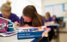 “隐形学费”高企，英国低收入家庭中学生学科选择受限