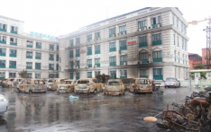 Z世代抗议：超千辆车被毁