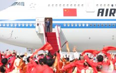 习近平率中央代表团抵达乌鲁木齐出席新疆维吾尔自治区成立70周年庆祝活动