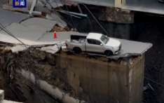 泰国曼谷一道路大面积塌陷 形成巨坑
