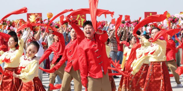 高清大图丨新疆各族群众热烈欢迎习近平总书记