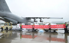 中国向巴基斯坦提供的抗洪救灾紧急援助物资由两架运-20飞机运往伊斯兰堡