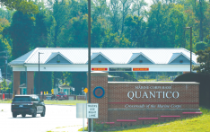 乐被高级将领围绕，不顾国内种种担忧，特朗普确认出席美军“罕见”会议