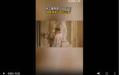 辛芷蕾穿“国际巨星”T恤再登《VOGUE》