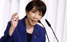 想当好日本首位女首相，得处理好这些“烂摊子”