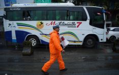 加德满都暴雨致交通中断 大量旅客仍冒险进出