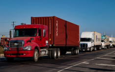 特朗普宣布对进口中型和重型卡车征收25%关税