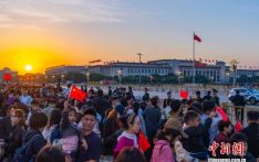 国庆中秋“双节”相遇，外媒：中国旅游业蓬勃发展，民众热情出游