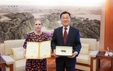 中国驻美大使接收美国民间机构返还的虎形牌饰文物