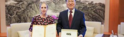 中国驻美大使接收美国民间机构返还的虎形牌饰文物