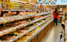 “上百种散装零食任意挑选”，量贩零食店为何遍地开花